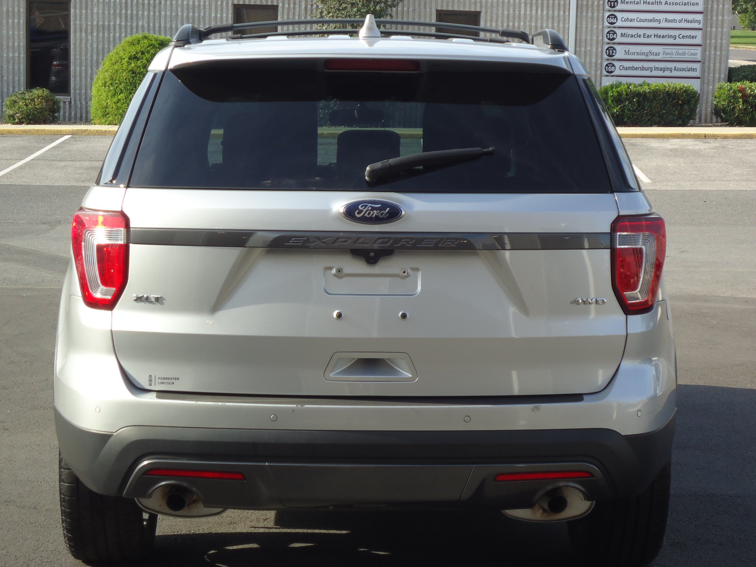 Used 2017 Ford Explorer XLT w/ Equipment Group 202A AWD/4WD image 4