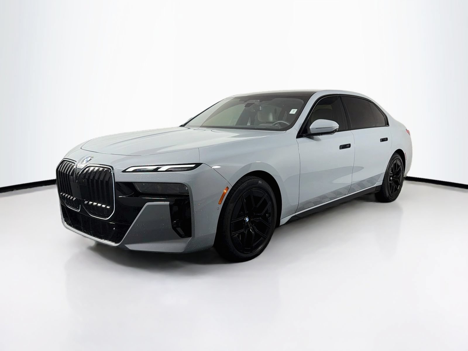 Used 2025 BMW 760i xDrive w/ Executive Package AWD/4WD image 3