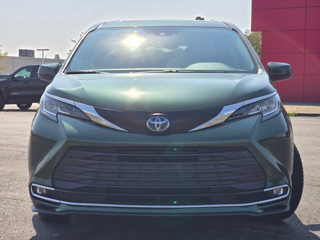 Certified 2024 Toyota Sienna XLE FWD image 11