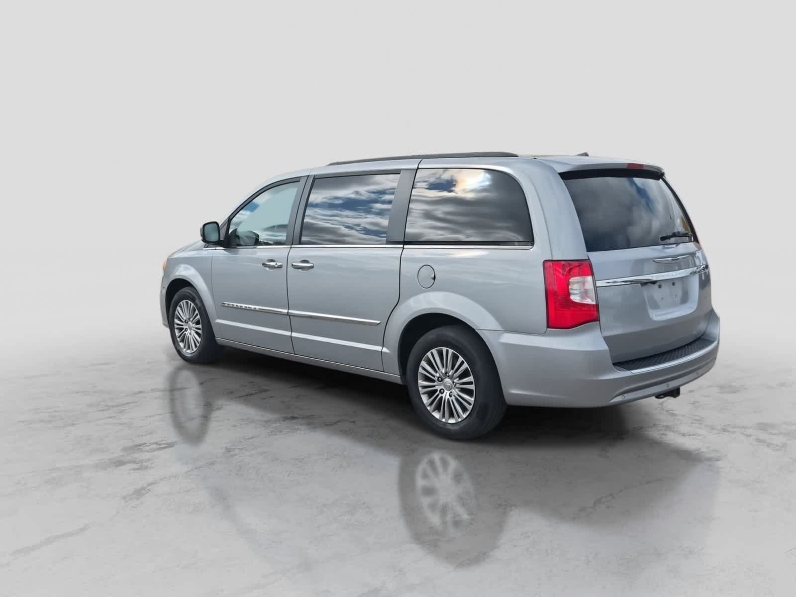 Used 2014 Chrysler Town & Country Touring-L w/ Driver Convenience Group FWD image 6