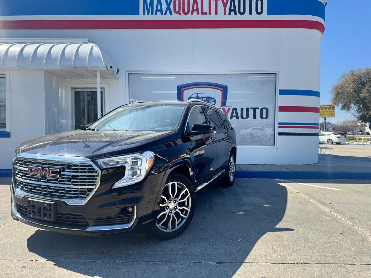 Used 2022 GMC Terrain Denali w/ Denali Premium Package image 2