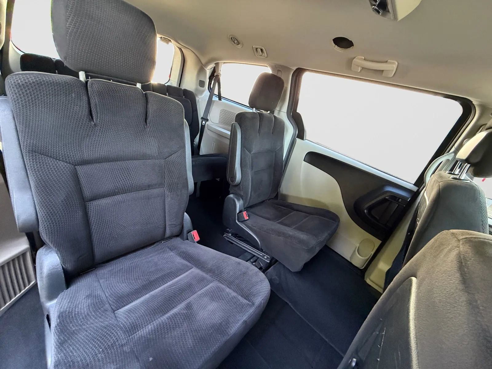 Used 2016 Dodge Grand Caravan SE w/ Quick Order Package 29E SE FWD image 19
