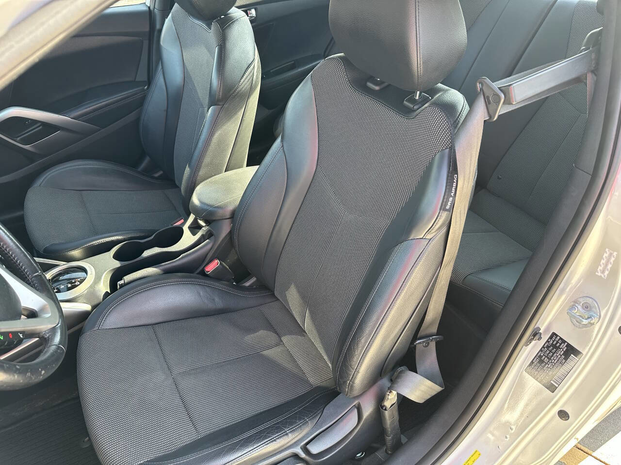 Used 2013 Hyundai Veloster w/ Style Pkg image 16