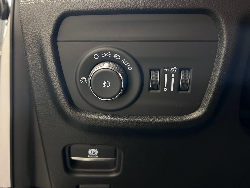 Used 2024 Jeep Grand Cherokee Overland AWD/4WD image 7