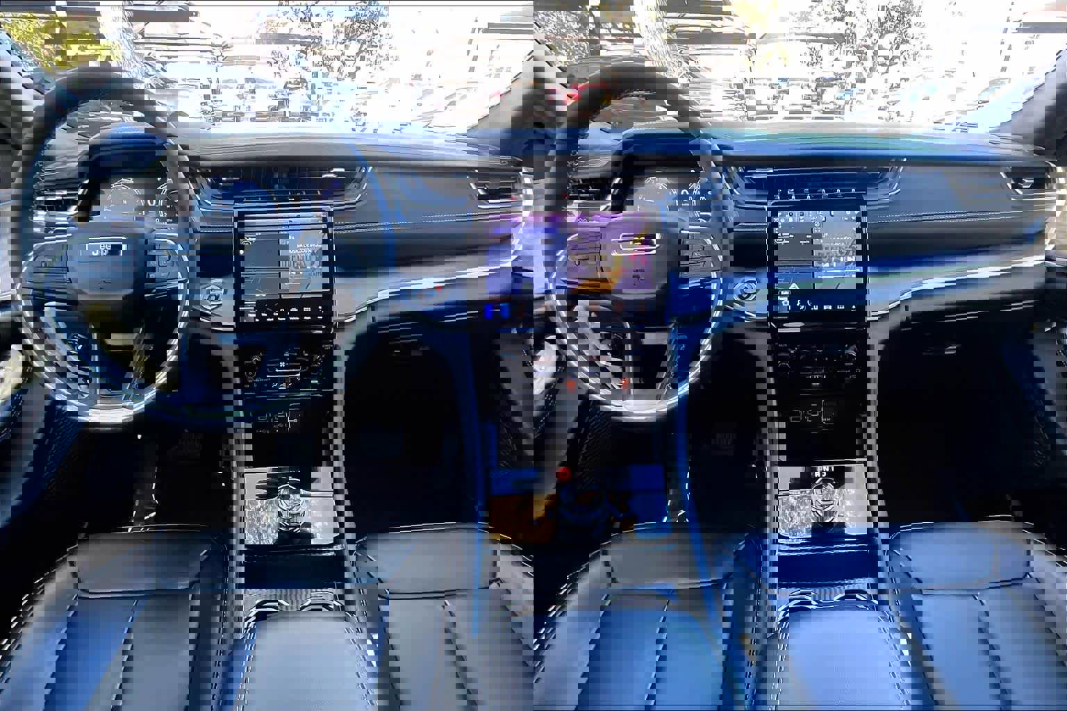 Used 2024 Jeep Grand Cherokee L Limited w/ Black Appearance Package image 15