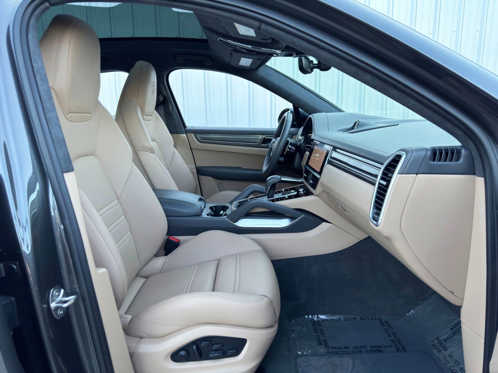 Used 2022 Porsche Cayenne Turbo S image 16