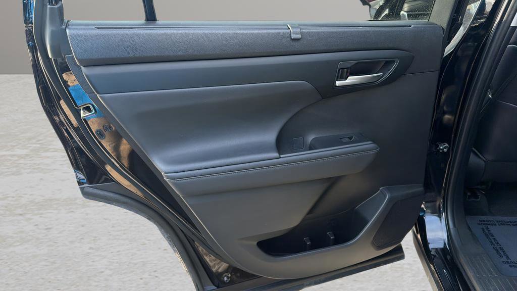 Used 2023 Toyota Highlander XLE image 14