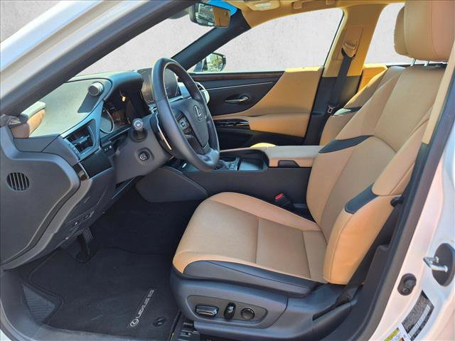 Used 2025 Lexus ES 300h w/ Premium Package FWD image 17