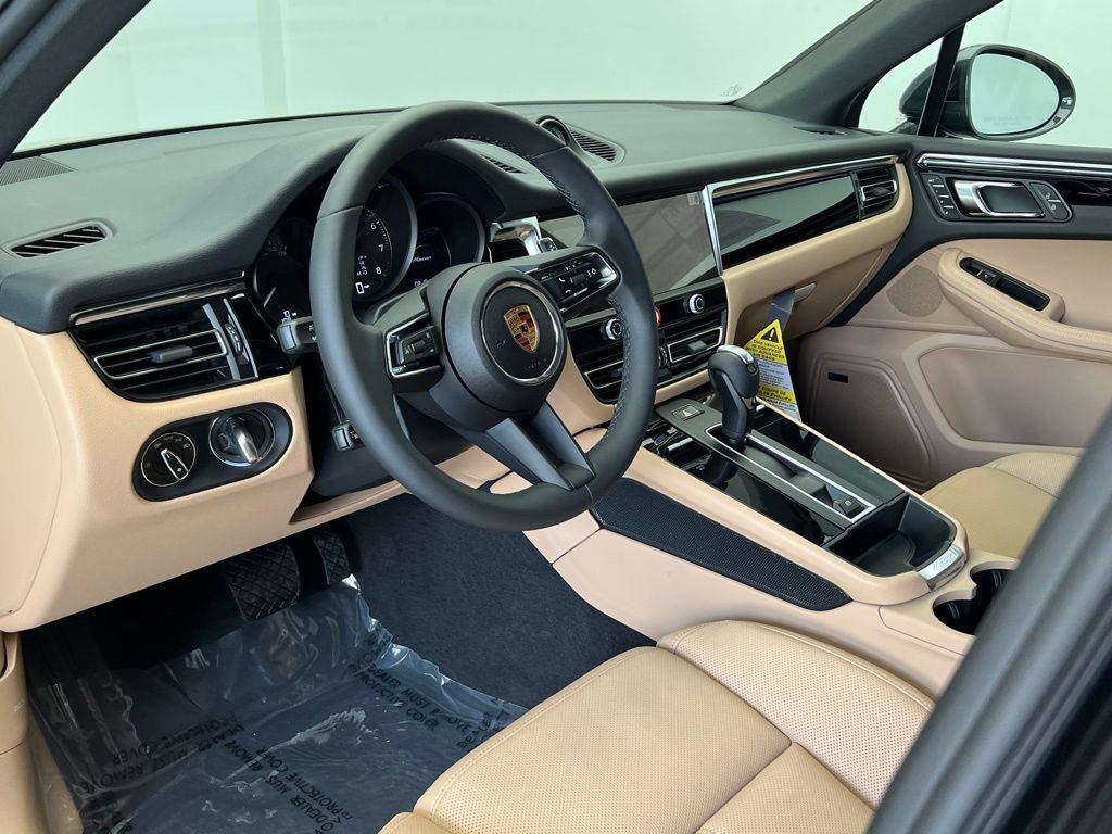 Certified 2025 Porsche Macan image 4