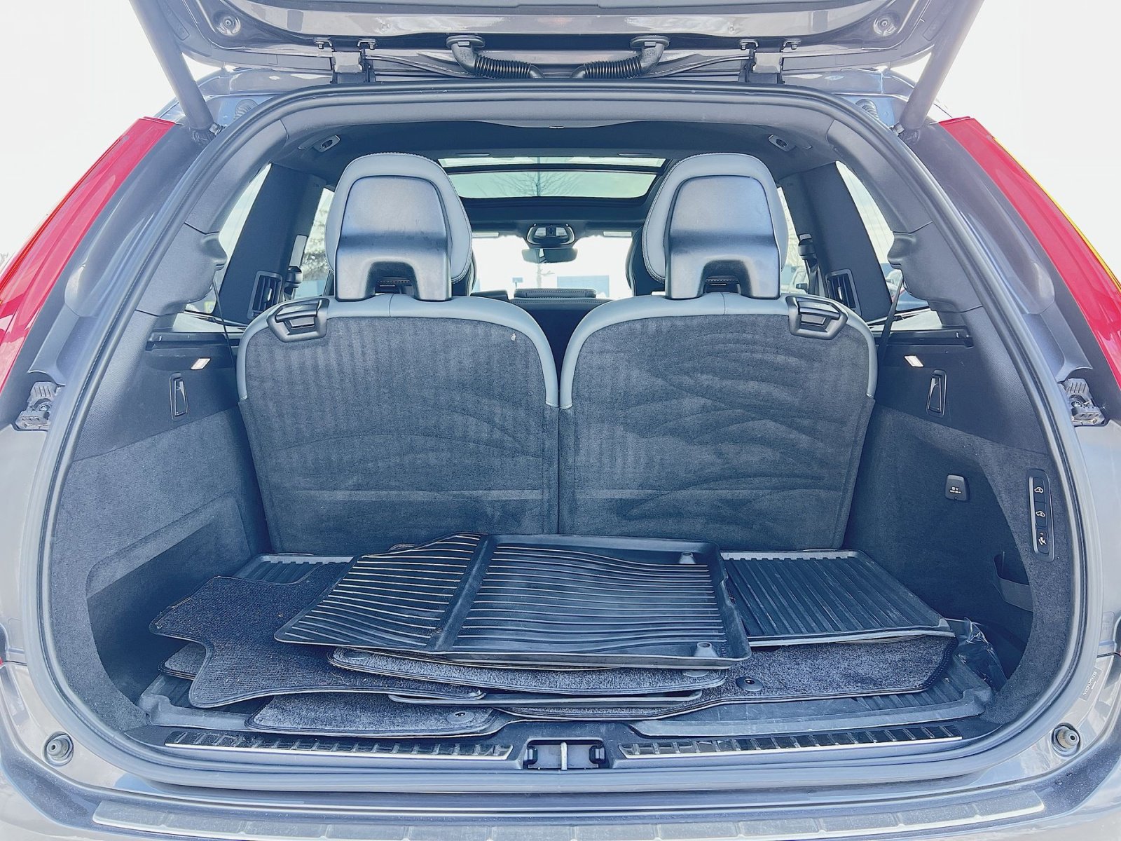 Used 2023 Volvo XC90 B6 Ultimate w/ Protection Package Premier image 27