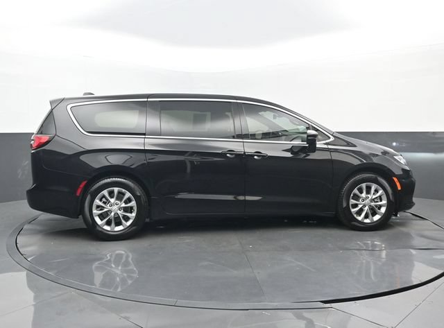 Used 2026 Chrysler Pacifica Limited FWD image 2