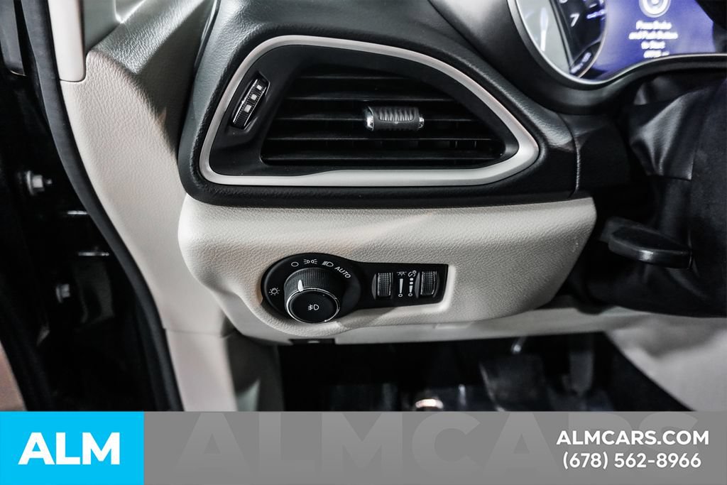 Used 2023 Chrysler Pacifica Touring-L FWD image 32
