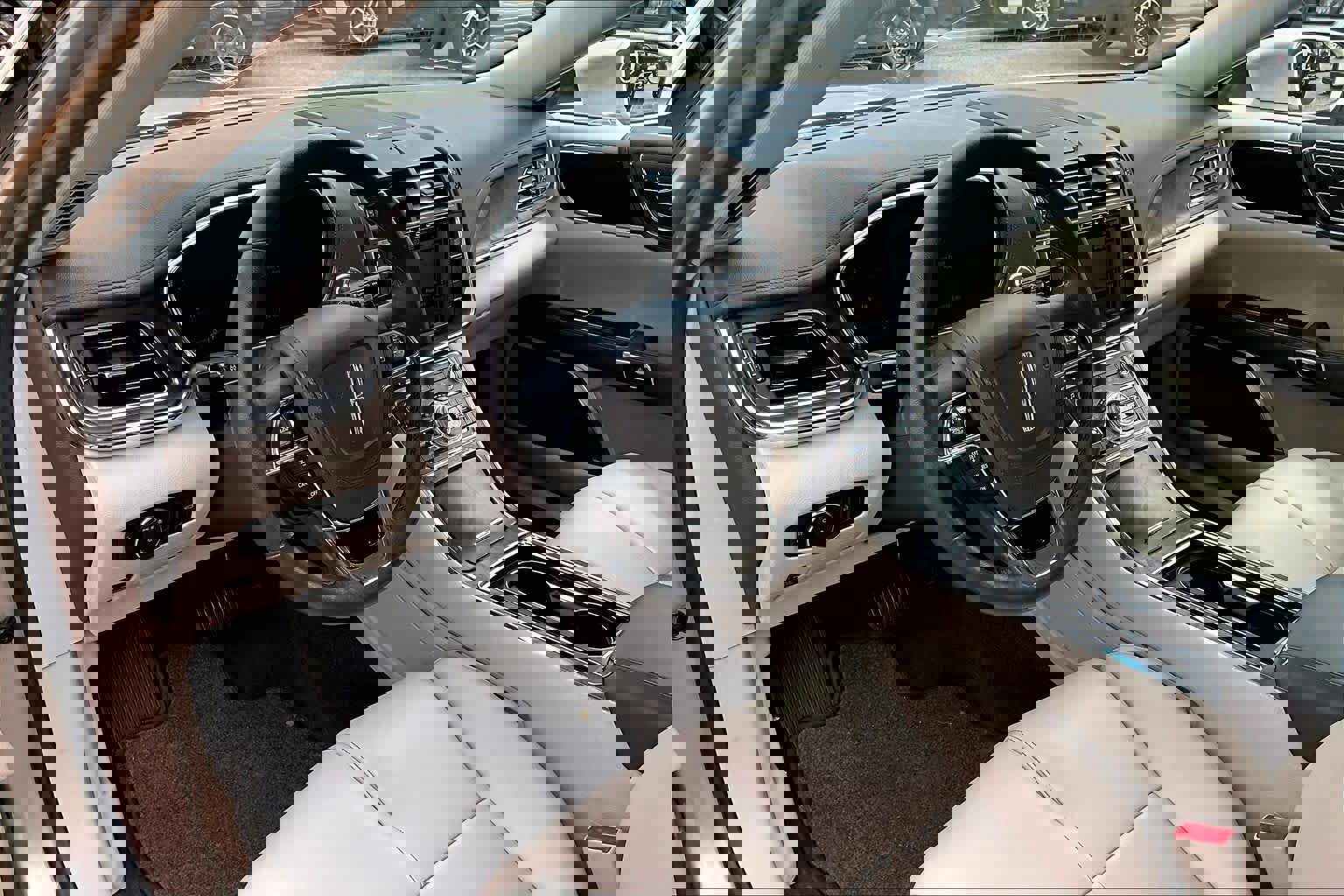 Used 2017 Lincoln Continental Premiere image 18