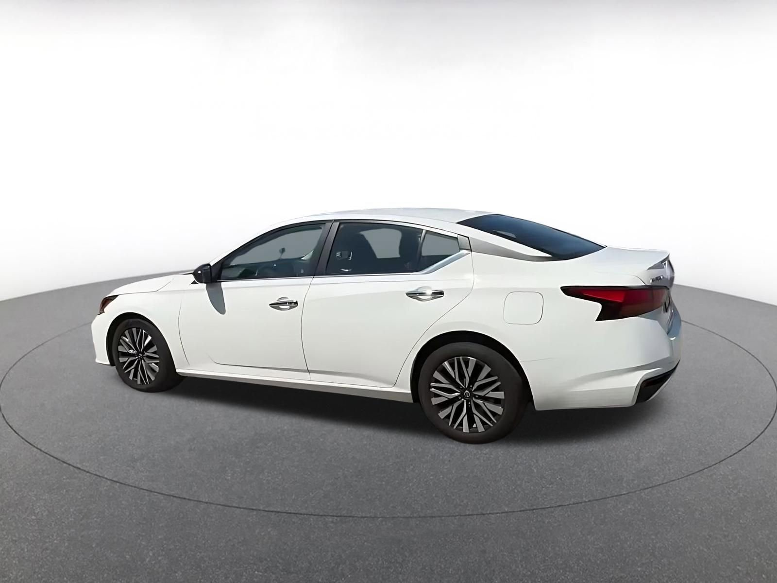 Used 2025 Nissan Altima 2.5 SV FWD image 9