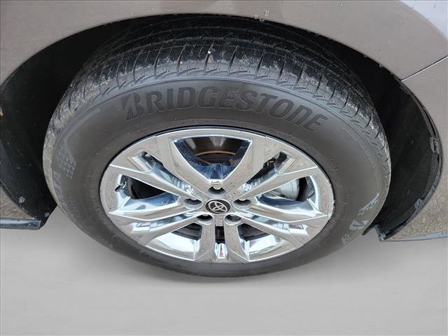 Used 2023 Toyota Sienna Platinum AWD/4WD image 10