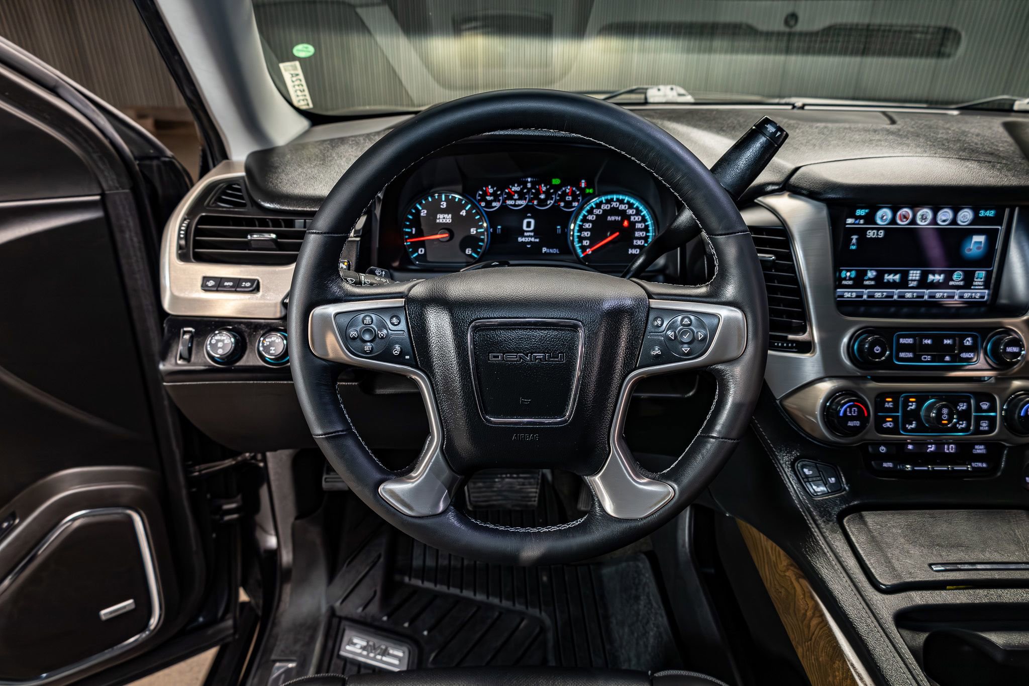 Used 2018 GMC Yukon Denali w/ Denali Ultimate Package AWD/4WD image 14