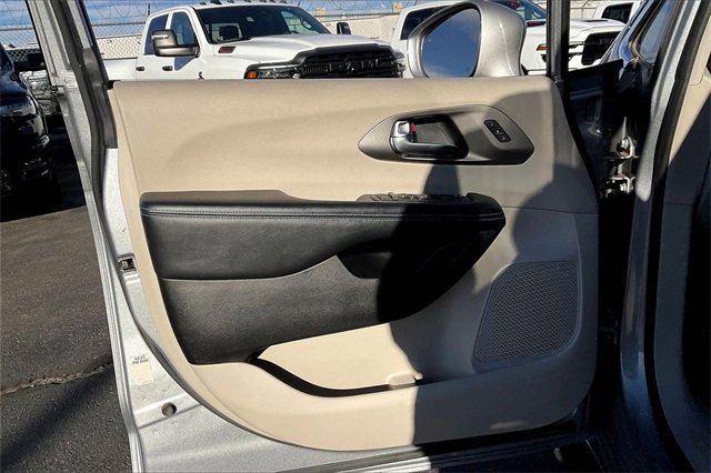 Used 2021 Chrysler Pacifica Touring-L image 18