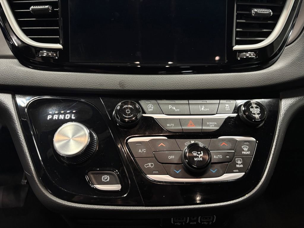 Used 2025 Chrysler Pacifica Select image 31