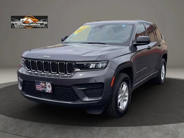 Used 2024 Jeep Grand Cherokee Laredo RWD image 3