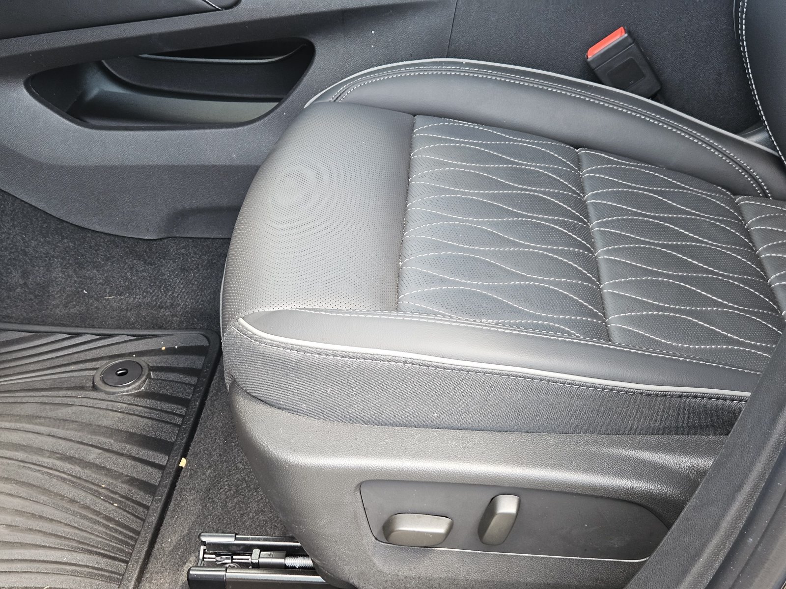 Used 2023 Buick Envision Avenir FWD image 33