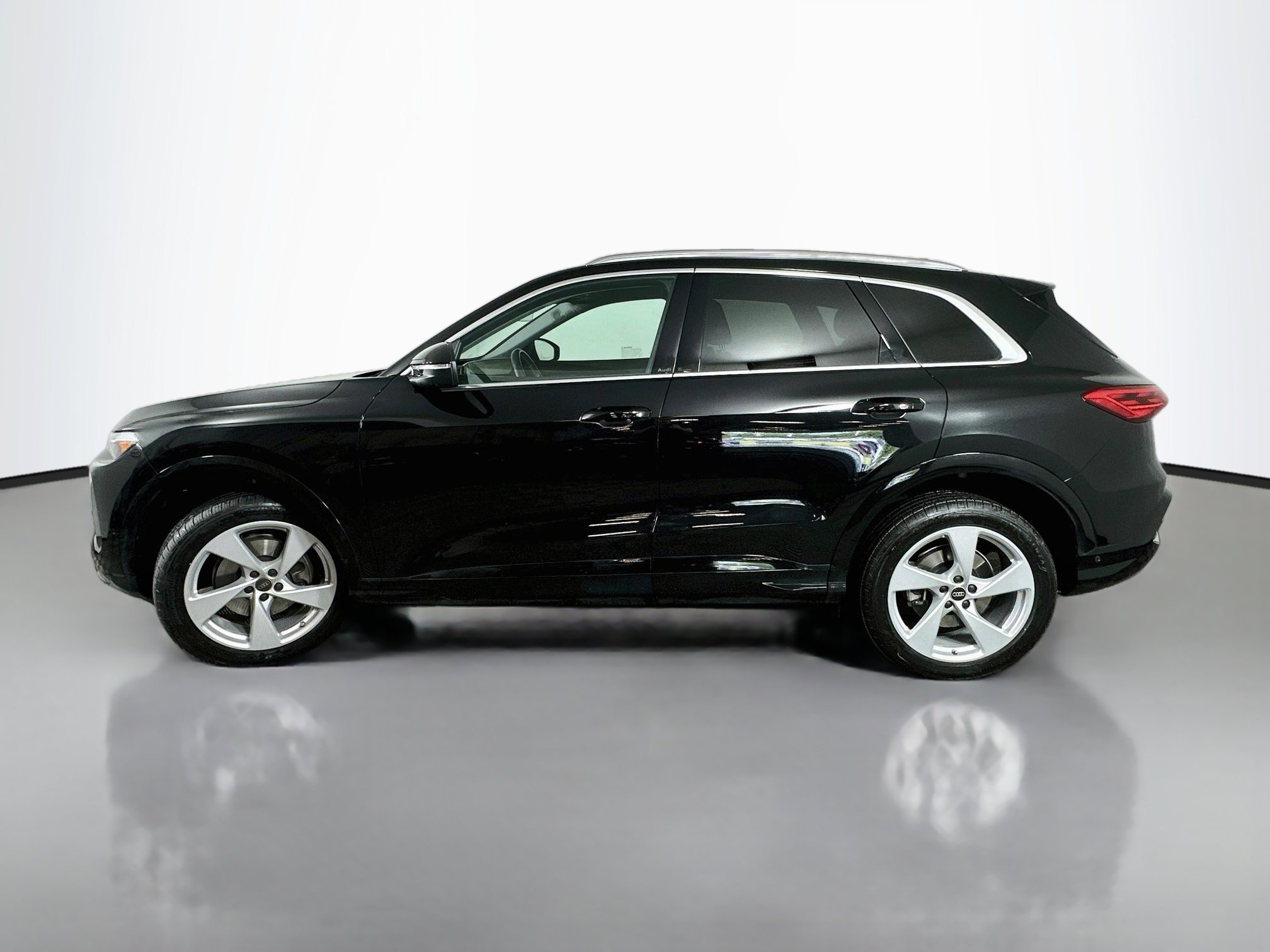 Used 2025 Audi Q5 Premium Plus w/ Premium Plus AWD/4WD image 4
