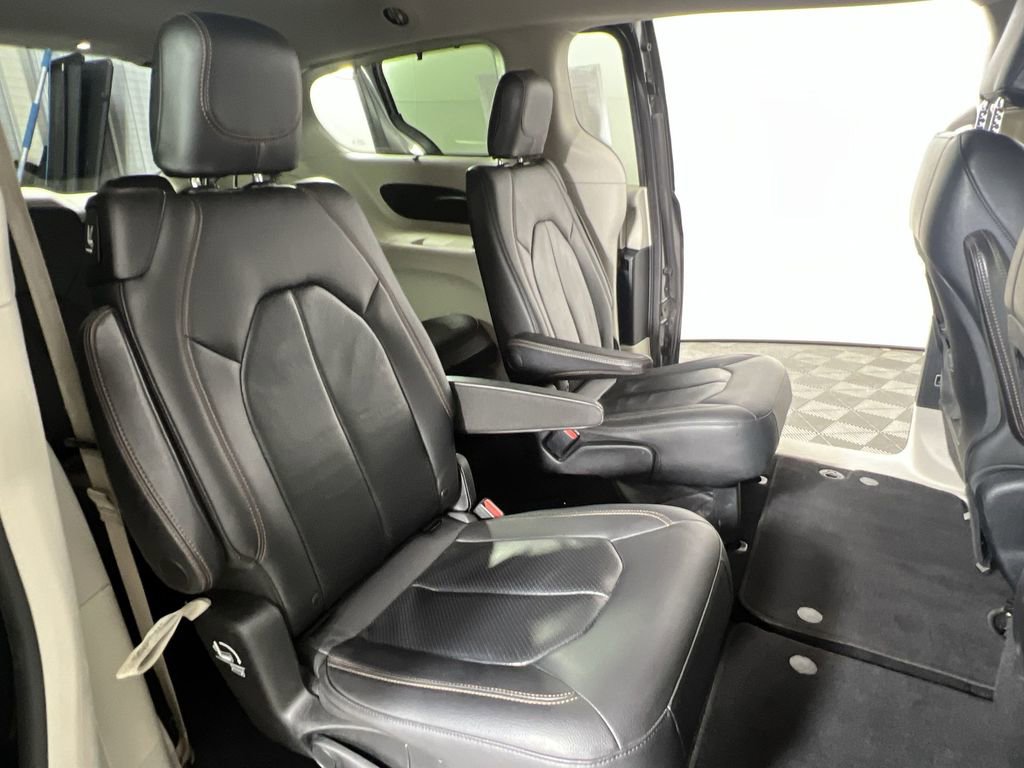 Used 2018 Chrysler Pacifica Touring-L w/ Premium Audio Group FWD image 28