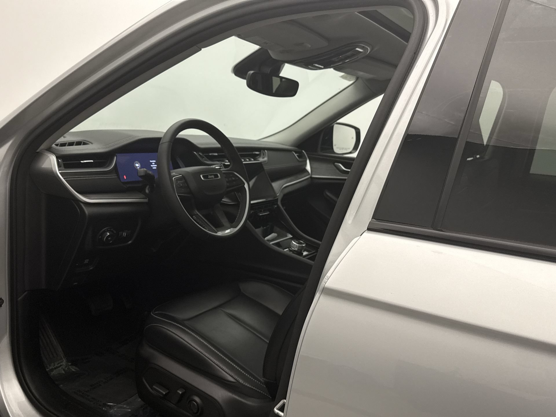 Used 2023 Jeep Grand Cherokee L Limited AWD/4WD image 10