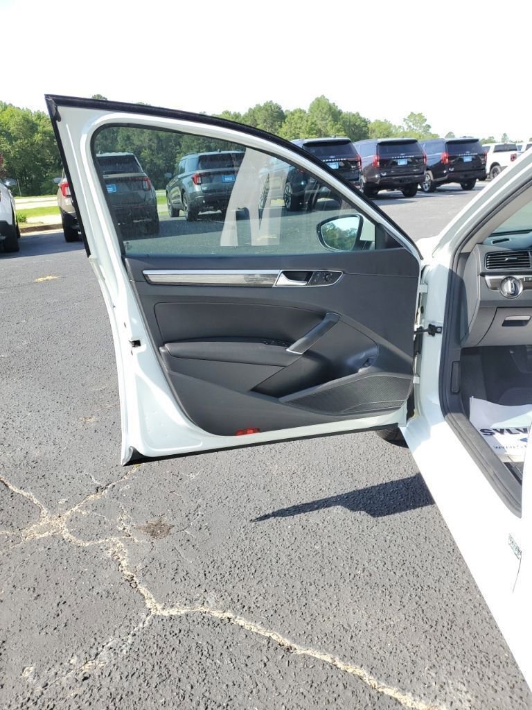Used 2018 Volkswagen Passat 2.0T SE FWD image 17