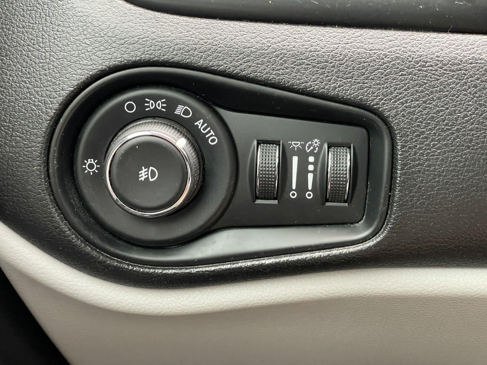 Used 2018 Jeep Renegade Limited w/ UConnect 8.4 Nav Group FWD image 34