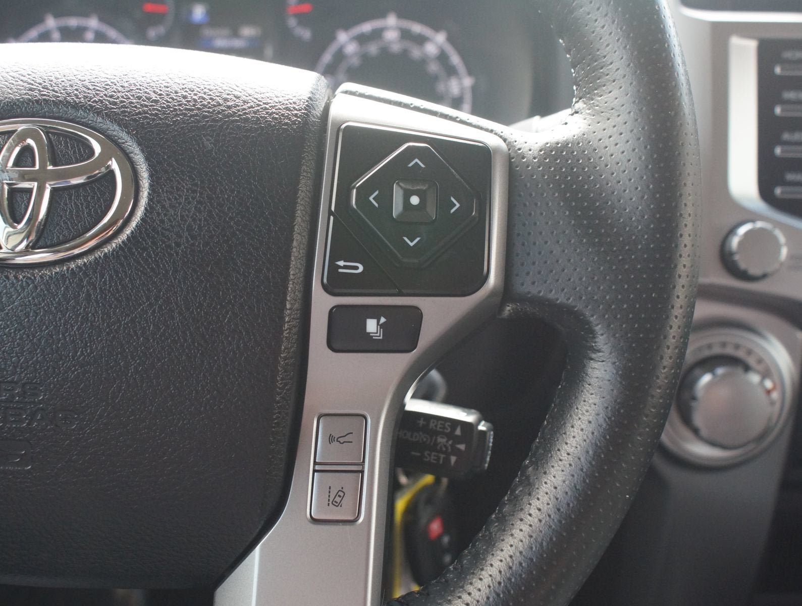 Used 2020 Toyota 4Runner SR5 AWD/4WD image 10