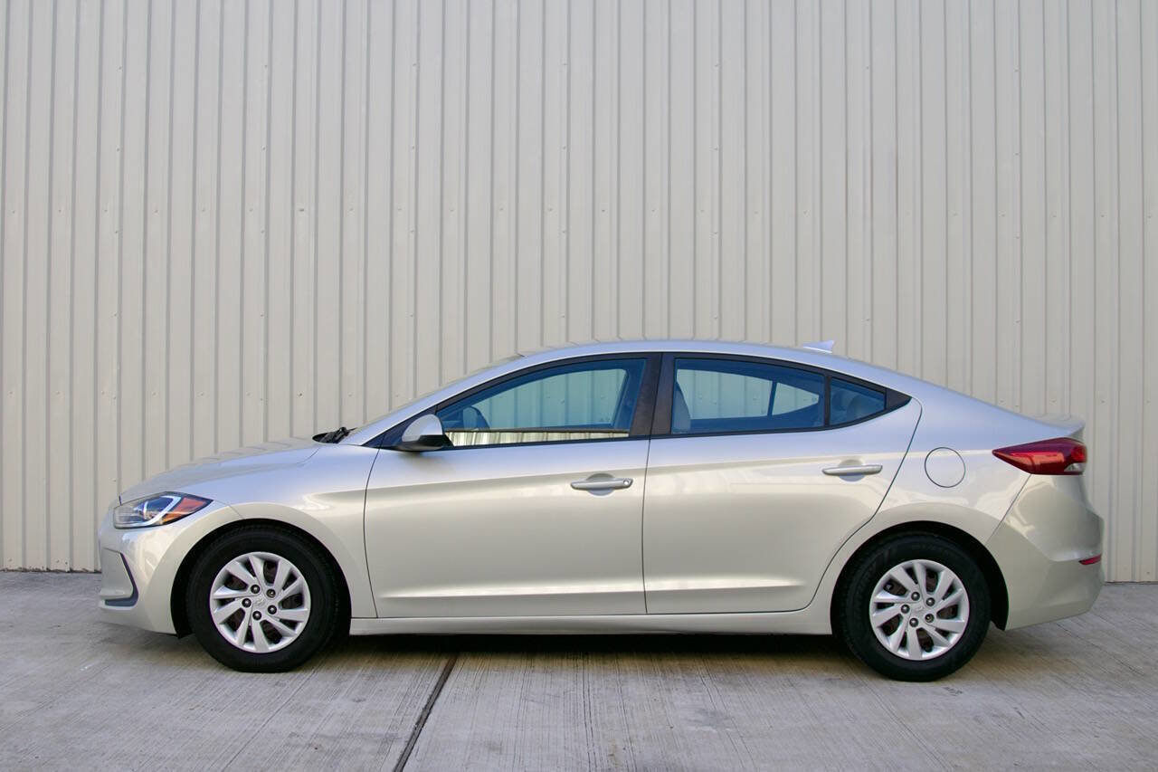 Used 2017 Hyundai Elantra SE image 5