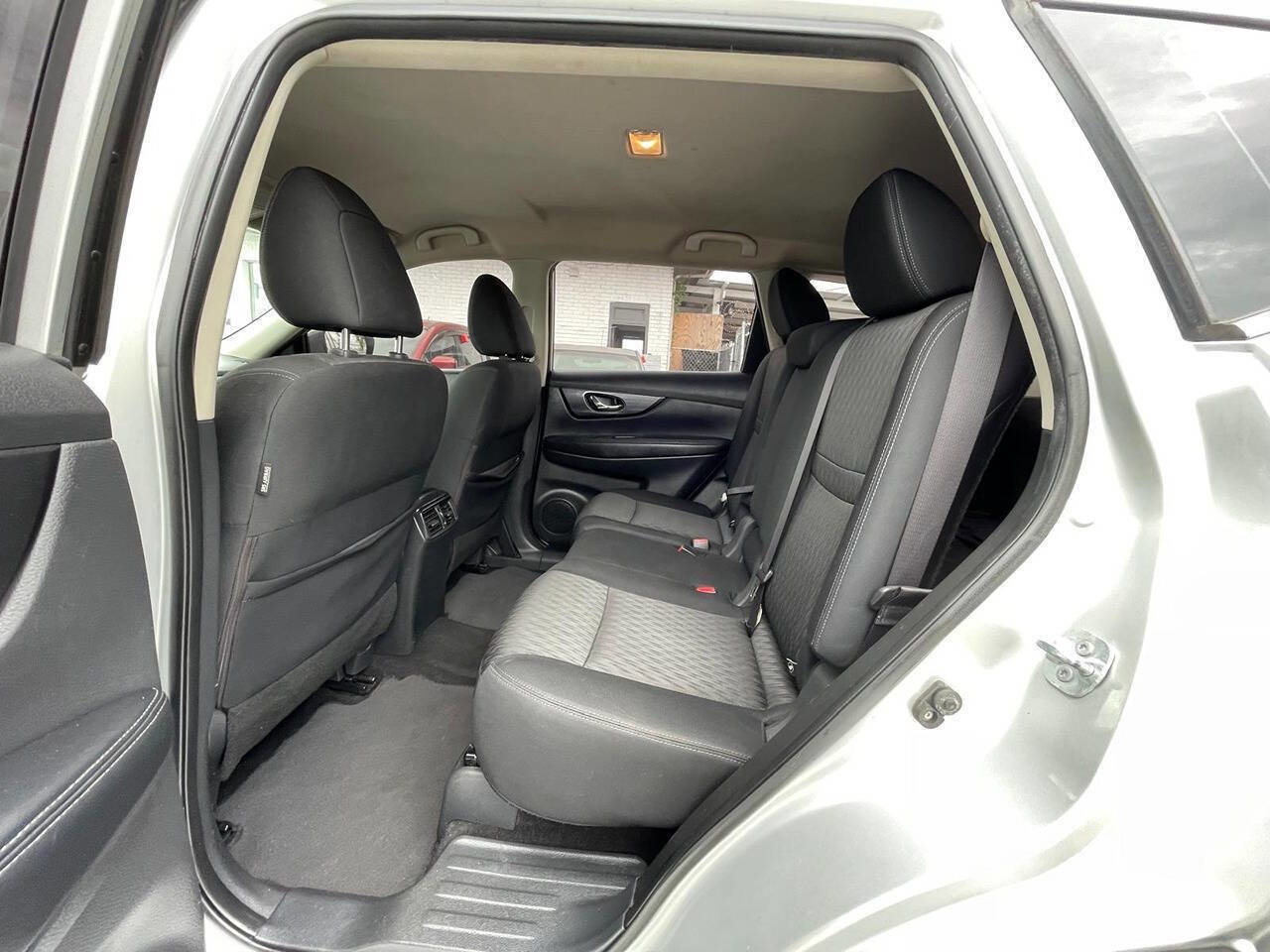 Used 2017 Nissan Rogue S image 4