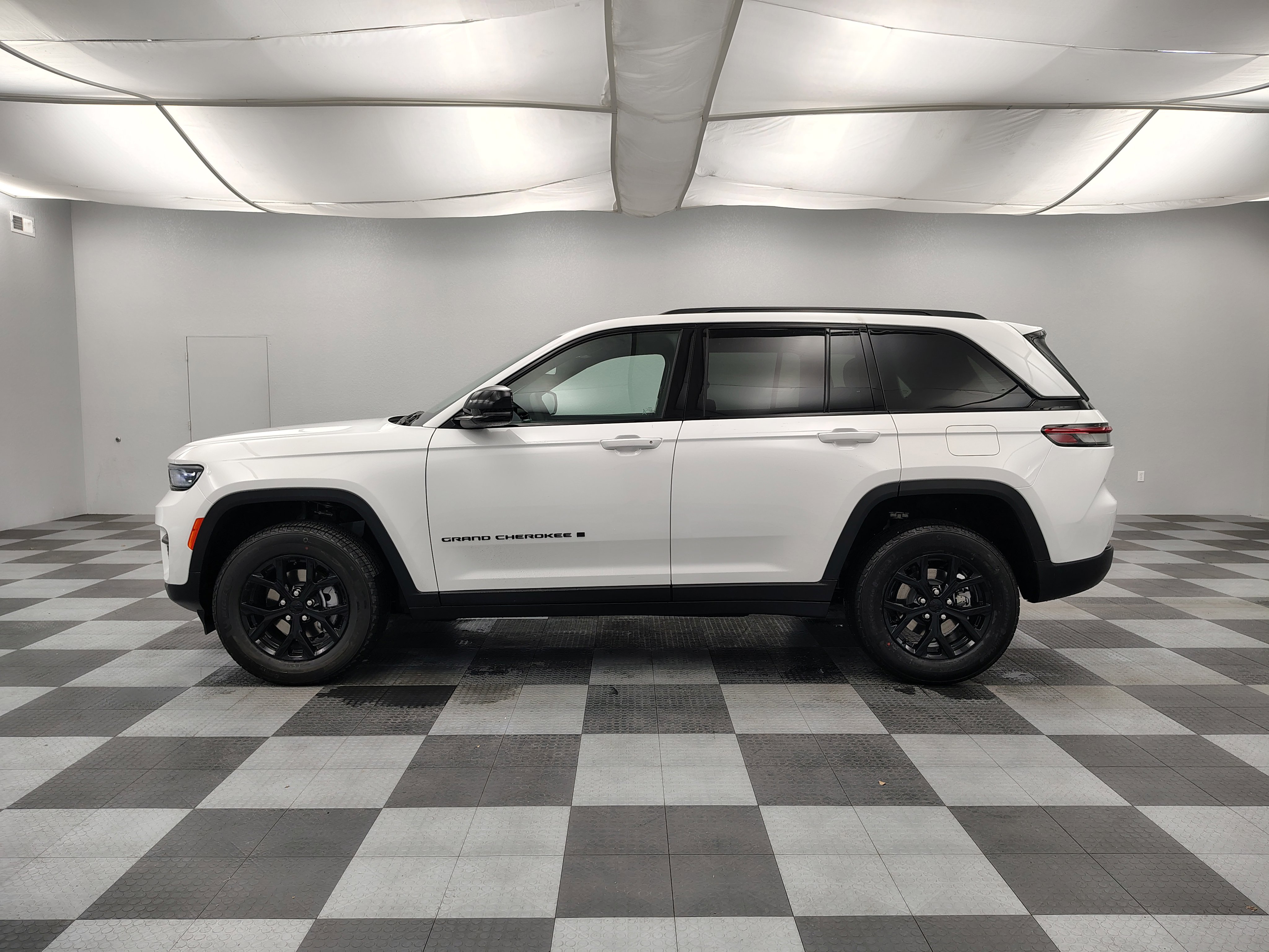 New 2025 Jeep Grand Cherokee Altitude image 7