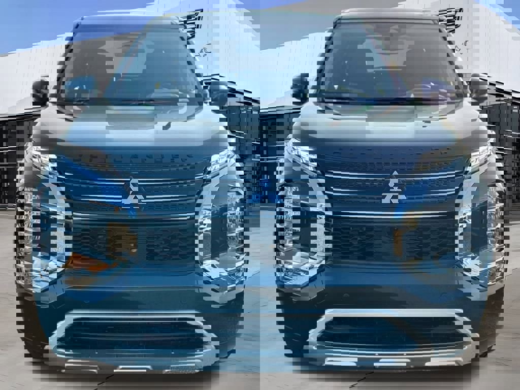 Used 2025 Mitsubishi Outlander SE image 4