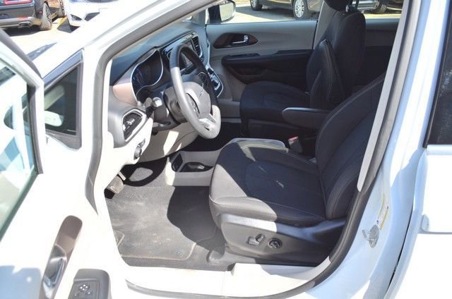 Used 2023 Chrysler Voyager LX image 17