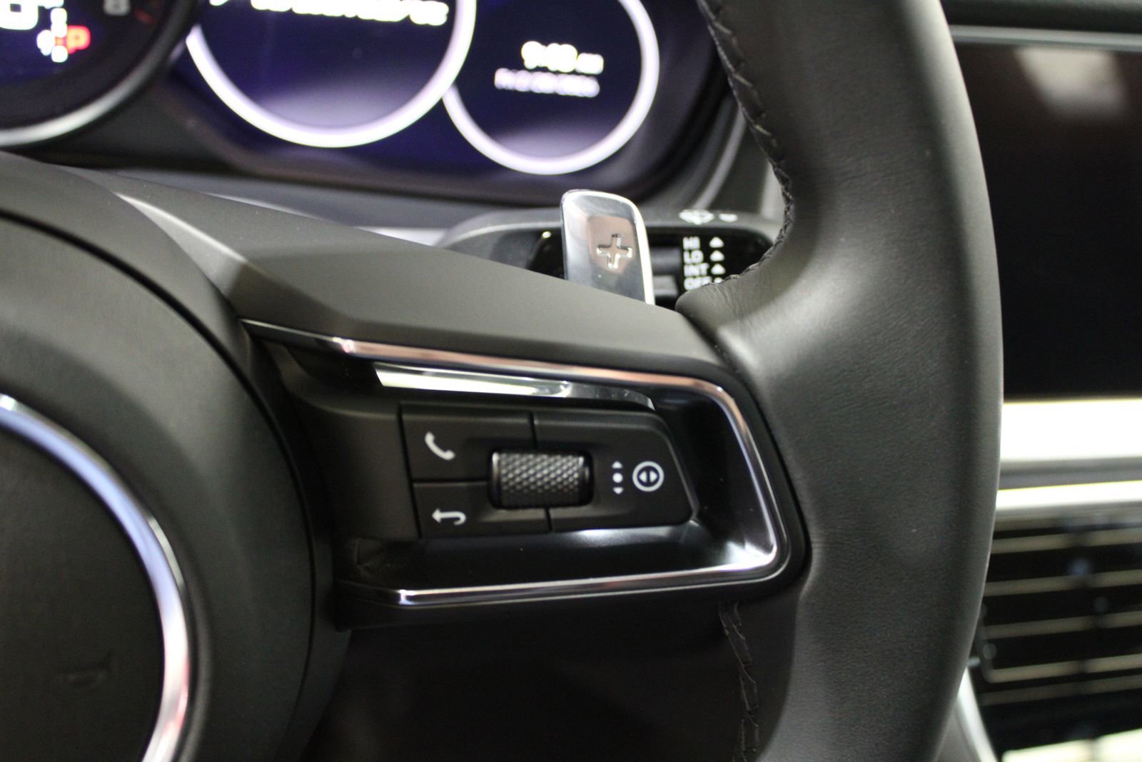 Used 2023 Porsche Panamera Platinum Edition image 36