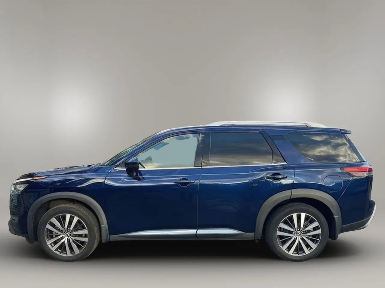 Used 2022 Nissan Pathfinder Platinum w/ Cargo Package image 2