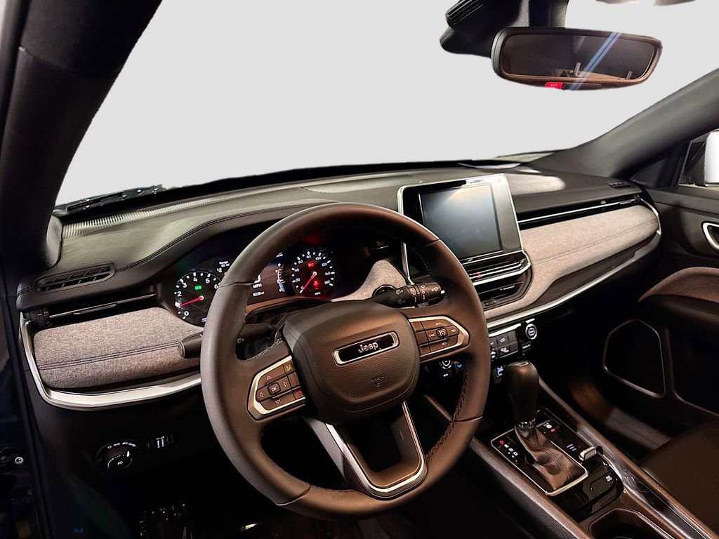 Used 2025 Jeep Compass Latitude image 9