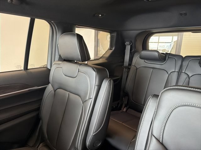 New 2026 Jeep Grand Cherokee L Limited w/ Limited Altitude Package AWD/4WD image 17