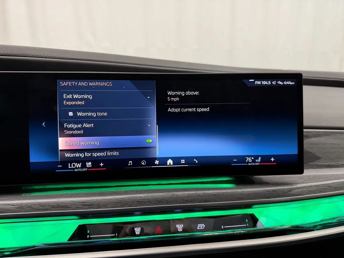 Used 2024 BMW 740i xDrive AWD/4WD image 25