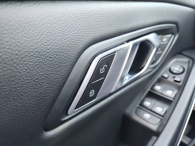 Used 2023 BMW 330i xDrive Sedan w/ Driving Assistance Package image 39