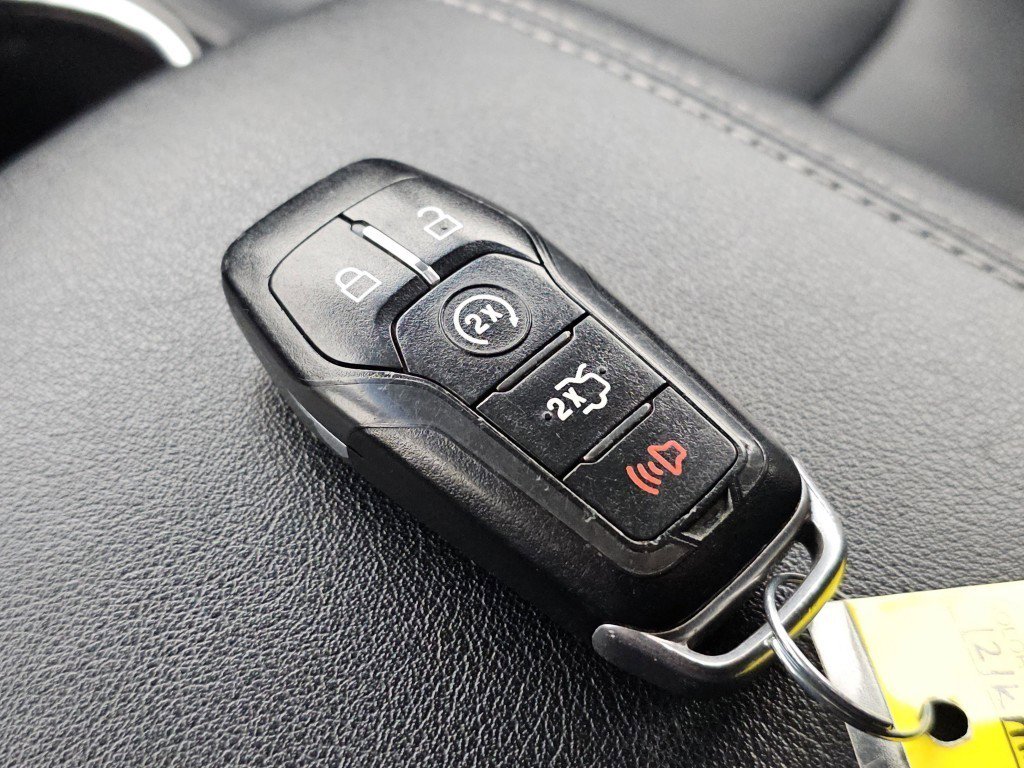 Used 2016 Ford Edge Titanium w/ Technology Package image 32