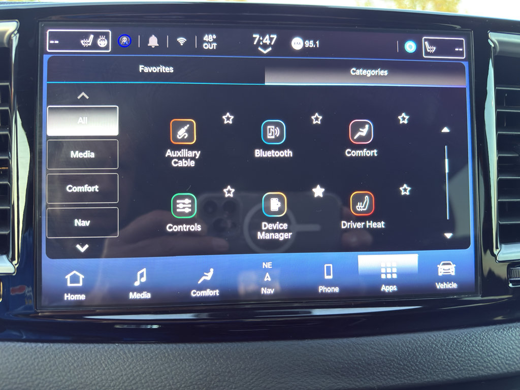 Used 2025 Chrysler Pacifica Limited FWD image 27