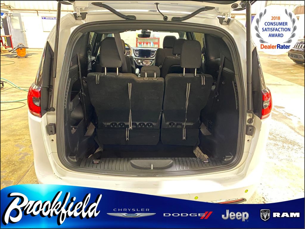 Used 2023 Chrysler Pacifica Touring image 11