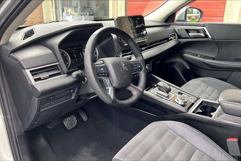 Used 2023 Mitsubishi Outlander SE AWD/4WD image 13