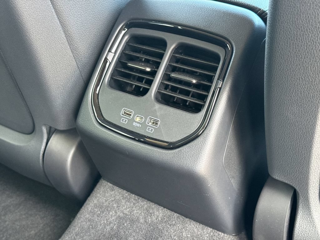 New 2025 VinFast VF 8 Eco AWD/4WD image 19