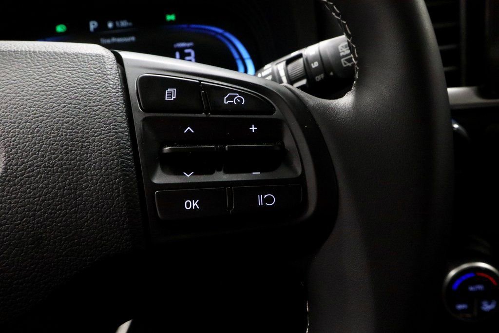 Certified 2025 Hyundai Venue SEL image 35