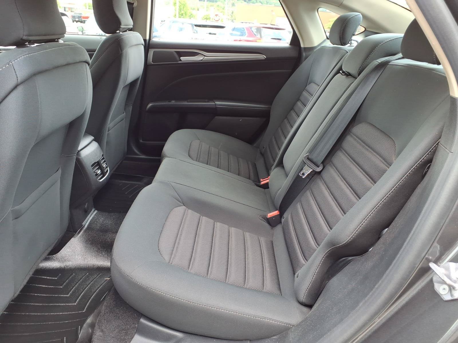 Used 2018 Ford Fusion SE w/ Fusion SE Technology Package FWD image 7