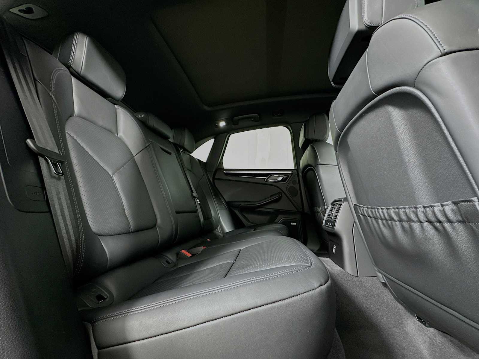 Certified 2025 Porsche Macan image 29