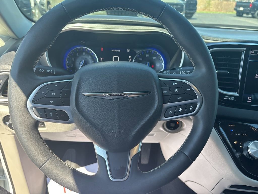 Used 2023 Chrysler Pacifica Touring-L FWD image 19
